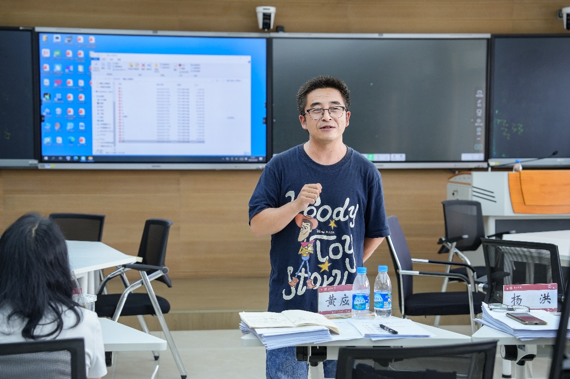 电脑前的男人&#xA;&#xA;AI 生成的内容可能不正确。
