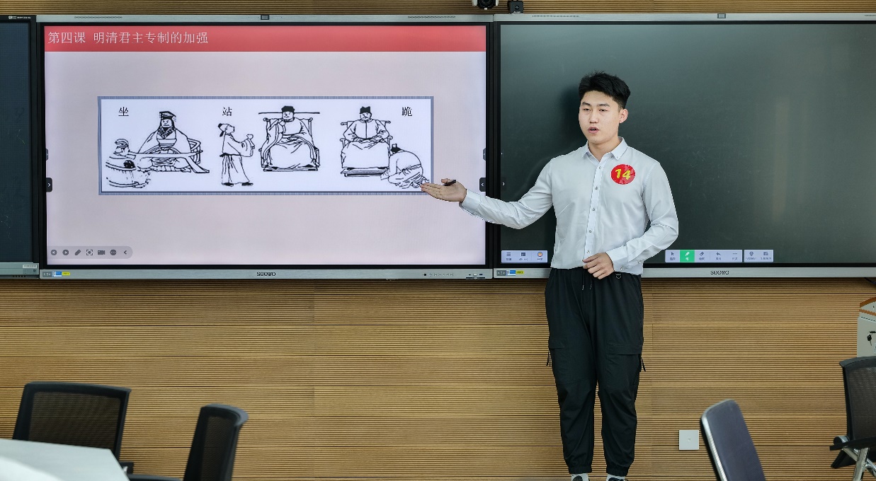 人站在电视前&#xA;&#xA;AI 生成的内容可能不正确。